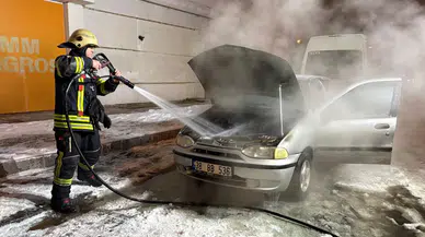 İtfaiyeciler canlarını ortaya koydu: Tamirciden çıkardığı otomobili alev aldı