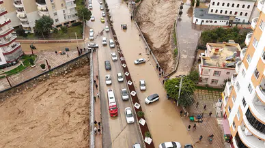 Mersin'de sel hayatı felç etti: Şehirde felaket manzaraları
