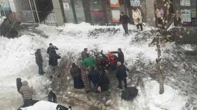 Çatıdan düşen kar kütlesinin altında kalan kadın hayatını kaybetti