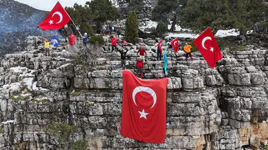 Konya'da kral hareket: Kurt Kayalarına bayrak için tırmandılar