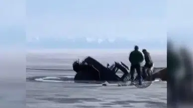 Sibirya'da dehşet: Buz kırıldı, tur otobüsü dünyanın en derin gölüne düştü