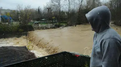 Yağmur felaket getirdi: Seralar sular altında kaldı