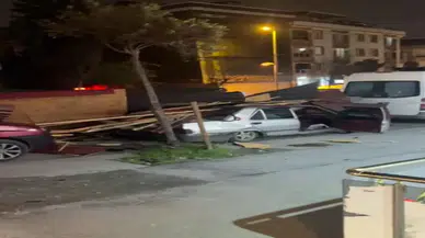 Çatılar böyle uçtu: Fırtına her şeyi alt üst etti, insanlar ayakta zor durdu