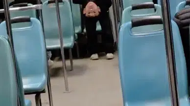 Gençlerin metroda tehlikeli oyunu kameraya yansıdı