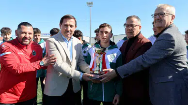 Karatay Belediyespor şampiyonluk kupasını kaldırdı