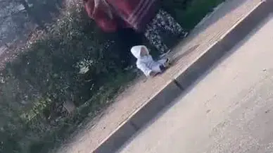 Dilenci kadınların kavgası kamerada: Kucağındaki bebek yere düştü