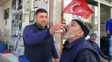 Hamsi sevinci: 'Deniz fasulyesi' dedi çiğ çiğ yedi