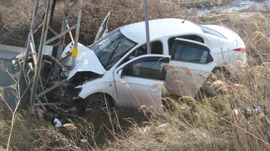 Konya'da yoldan çıkan otomobil direğe çarptı: 3 yaralı