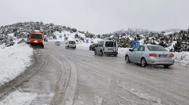 Konya'dan yola çıkacaklar dikkat: Çok tercih edilen rotaya kar yağıyor