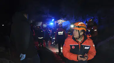 Define bulmak için girdikleri sarnıçta mahsur kaldılar