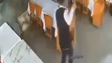 Yüksek dalgalar balık lokantasını böyle yuttu