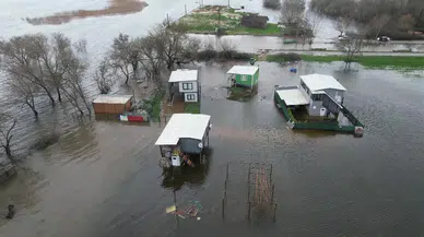 Göl taştı: Evler yüzen ev haline geldi