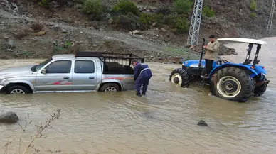 Sele teslim olan yollarda araçlar mahsur kaldı: O anlar kamerada