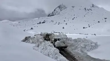 Bu ilçede kar 2 metreyi buldu: İnanılmaz görüntüler geliyor