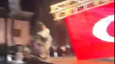 Zeybek oynuyorlardı: Sahnenin çökme anı kamerada