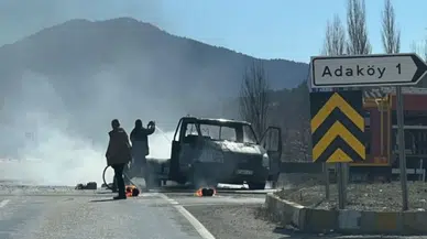 Konya'da seyir halindeki kamyonet alev alev yandı