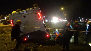 İnfaz memurlarını taşıyan araç kaza yaptı: Çok sayıda yaralı var