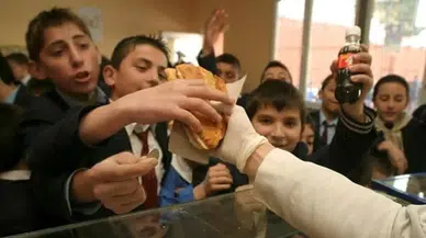 Okula giden çocuklara 2 bin TL kantin kartı verilecek