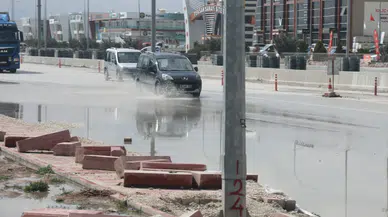 Konya'da hızla su birikintisine giren otomobil takla attı