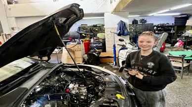 17 yaşındaki oto tamircisi genç kız sanayi esnafının kalbine taht kurdu