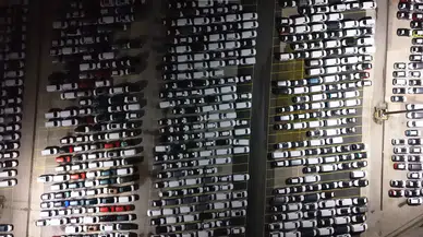 Liman otogaleriye döndü: Yüzlerce sıfır araç gece yarısı indirildi