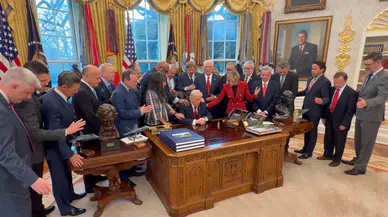 Oval Ofis'te ilginç anlar: Din insanları Trump'a dokunup dua etti