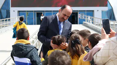 Konya protokolü Bilim Merkezi'nde öğrencilerle buluştu