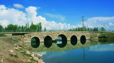 Konya'da yine obruk oluştu: Yağışlar toprağa çare olmadı