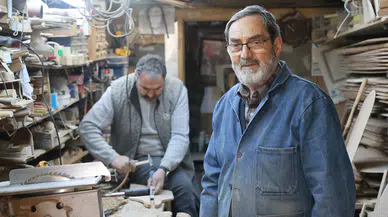 Konya'da sırt sırta veren baba ve oğlu ahşap sanatını yaşatıyor