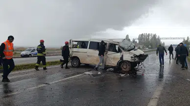 Konya'da devrilen minibüsün sürücüsü yaralandı