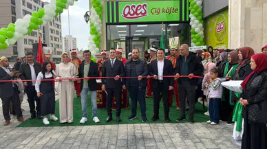 Ünlü çiğ köfte markasının yeni şubesinde kurdele kesildi