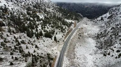 Konya ve etrafı kar yağışına teslim oldu: Köy yollarına ulaşım kapandı