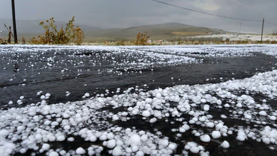 Konya’da güneşli başlayan gün yerini sağanak yağışa ve doluya bıraktı