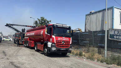 Konya'da korkutan yangın. Sanayi sitesinde alevler hızla yükseldi