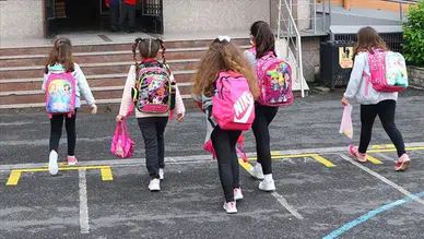 Milyonlarca öğrenci için bugün tarihi bir gün: Bütün okullarda eş zamanlı yapılacak