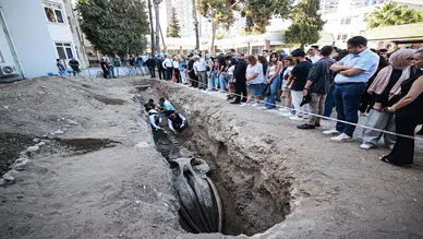 Sahile vurduktan sonra gömülen 14 metrelik Fin balinası iskeleti çıkarılıyor