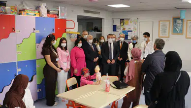 Bu da hastane okulu: Çocuklar hem tedavi oluyor hem de derslerinden kalmıyorlar