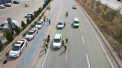 Konya'da KGYS devreye girdi! Yarış yapan sürücüler sert kayaya çarptı