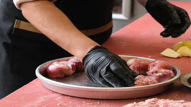 Master şefinden damak çatlatan tarifi : Doğal antibyotik olarak soğan kebabı