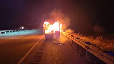 Konya'da seyir halindeki kamyonet alev alev yandı
