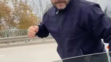 Meclis üyesini sıkıştırıp, aracı yumrukladı: O anlar kamerada