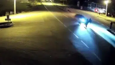 Feci kaza kamerada: Yayalara çarpan otomobil 3 can aldı