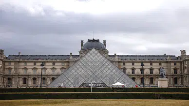 Louvre Müzesi’nde hırsızlık olayından sonra yeni skandal