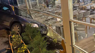 Kontrolden çıkan otomobil kafeteryaya girdi: Saniyelerle kurtuldular