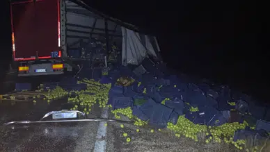 Konya'da feci kaza! Otoyola meyve ve sebzeler döküldü