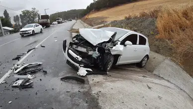 Midibüs, kamyon ve otomobil çarpıştı: 10 yaralı