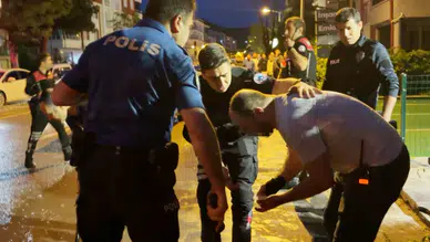 Öfkeli baba, kızını rahatsız eden gencin kulağını kesti: 1'i polis 2 yaralı