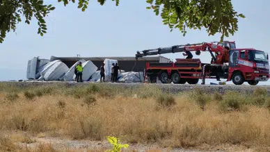 Konya-Adana kara yolu savaş alanına döndü: Tır sürücüsü yara almadan kurtuldu