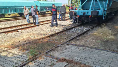 Vagonun üzerine çıkan baba ve oğlu elektrik akımına kapıldı
