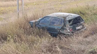 Konya'da yağışlı hava sonrası kaza yaşandı: Otomobil şarampole devrildi